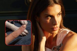 Elisabetta Canalis in posta per uno scatto
