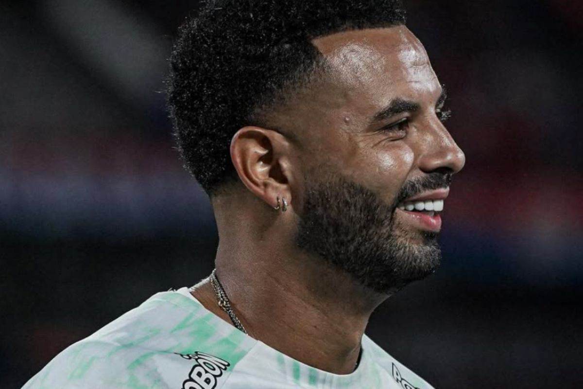 Edwin Cardona sorridente in campo