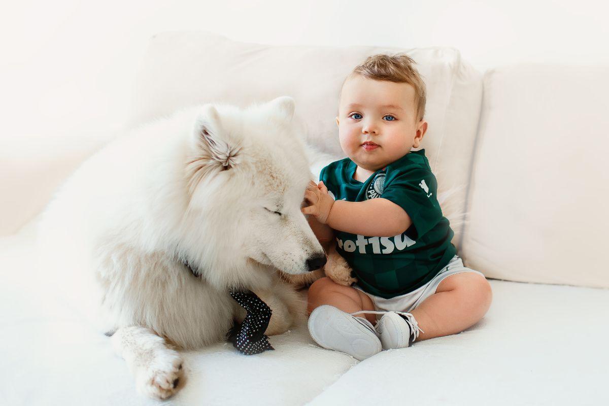 Neonato giocane con il cane