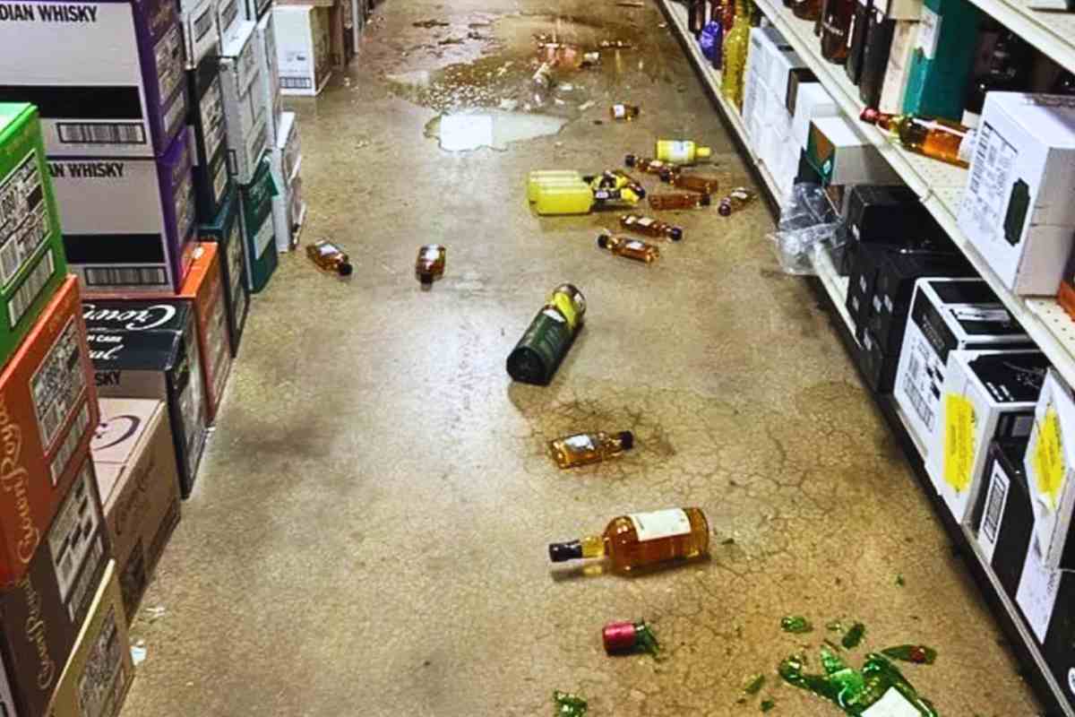 I vetri delle bottiglie sparsi ovunque