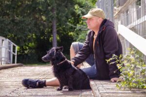 Padrone e cane a spasso nel bosco