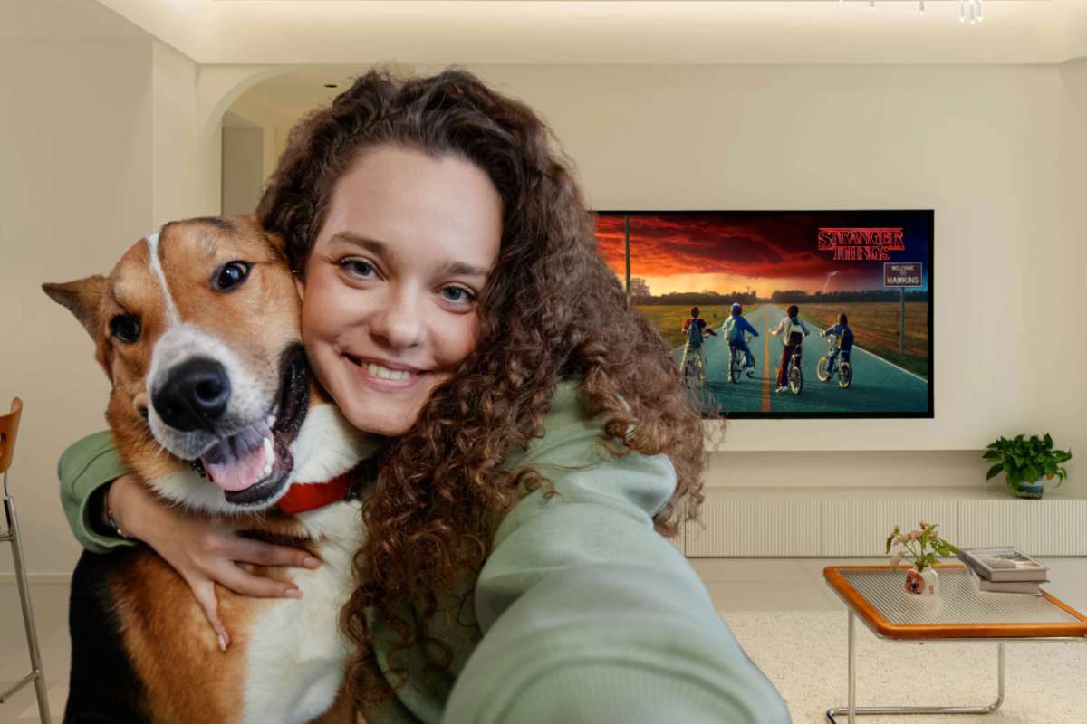 Cane e padroncina si divertono in casa