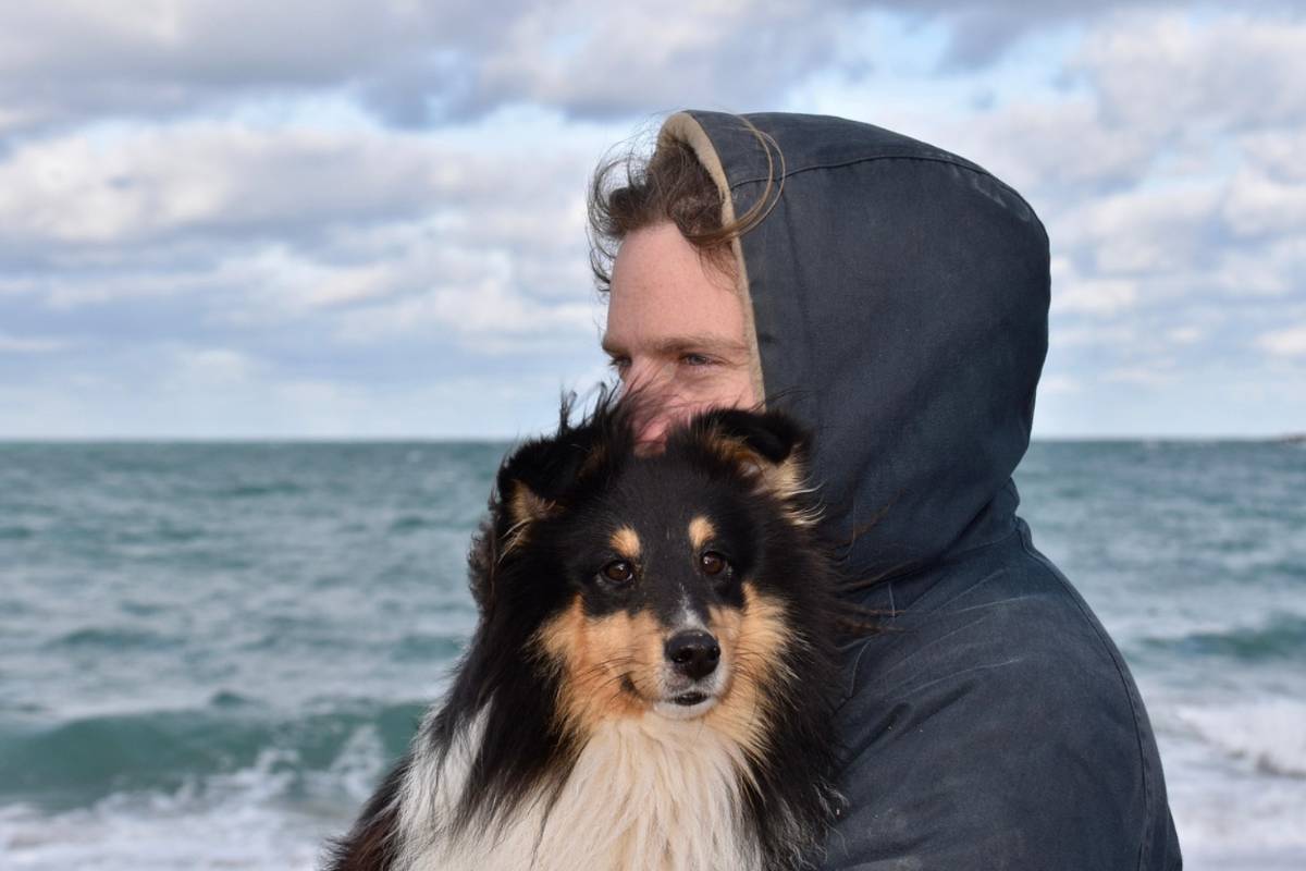 Ragazzo porta il cane al mare